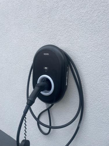 a black corded phone hanging on a wall at Zentral gelegenes wohnhaus in Oedt