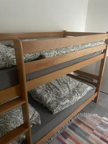 a couple of bunk beds in a room at Zentral gelegenes wohnhaus in Oedt