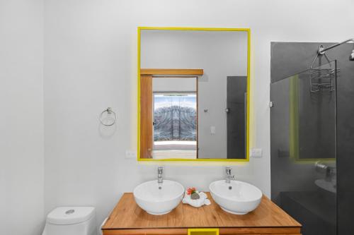 a bathroom with two sinks and a mirror at Jacó Condo 3 BR, Pool & families in Jacó