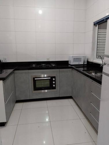 Dapur atau dapur kecil di Recanto dos Ouros - Casa em Brasília com churrasqueira e localização privilegiada