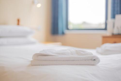Una cama o camas en una habitación de Falcon's Nest Hotel