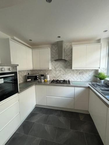 Η κουζίνα ή μικρή κουζίνα στο Relax in Style - Ivernia House - Modern 3 bed near Anfield