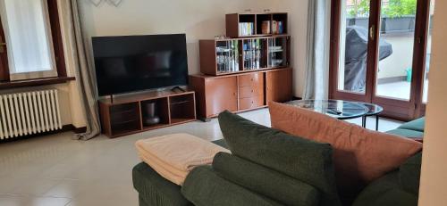 TV a/nebo společenská místnost v ubytování Casa Théméo - Centro città Verbania Intra