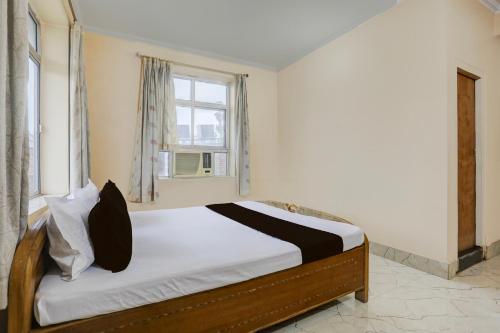 a bed in a room with a window at Hotel O Stay Inn & Restaurant in Gulzārbāgh