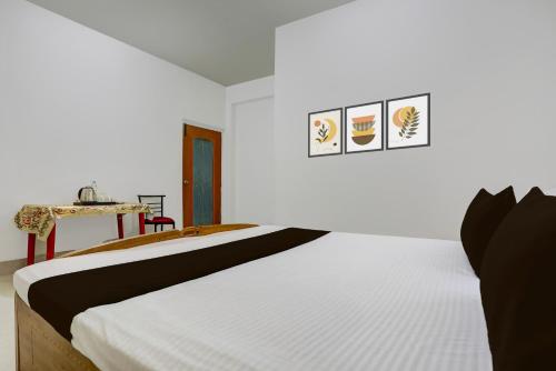 a white room with a bed with a white bedspread at Hotel O Stay Inn & Restaurant in Gulzārbāgh