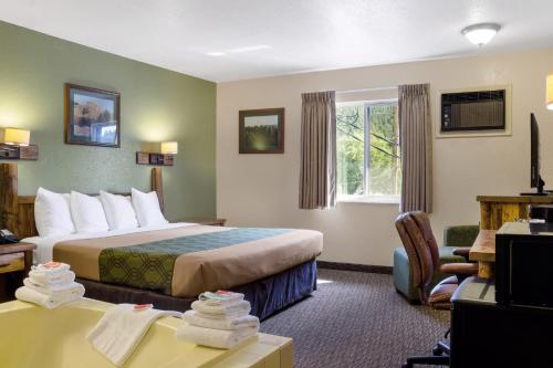 Krevet ili kreveti u jedinici u okviru objekta Econo Lodge, Downtown Custer Near Custer State Park and Mt Rushmore