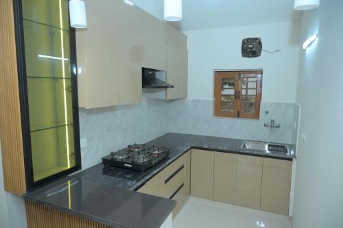 Dapur atau dapur kecil di Aravali Farm Gurgaon, 3 Bedroom Villa with Lawn Barbeque Grill and Pool