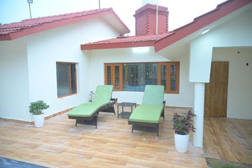 Kawasan patio atau luaran di Aravali Farm Gurgaon, 3 Bedroom Villa with Lawn Barbeque Grill and Pool