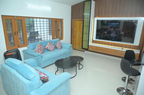 Televisyen dan/atau pusat hiburan di Aravali Farm Gurgaon, 3 Bedroom Villa with Lawn Barbeque Grill and Pool