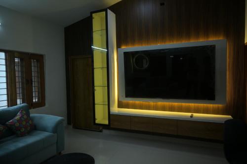 Televisyen dan/atau pusat hiburan di Aravali Farm Gurgaon, 3 Bedroom Villa with Lawn Barbeque Grill and Pool