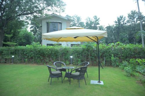 Taman di luar Aravali Farm Gurgaon, 3 Bedroom Villa with Lawn Barbeque Grill and Pool