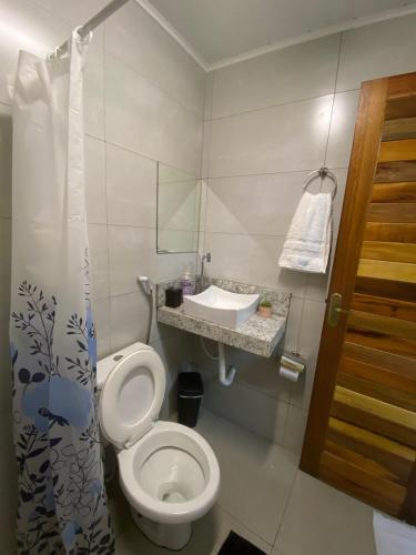 ヴィラ・ヴェーリャにあるPaz e Praia ao Seu Alcanceのトイレと洗面台のある小さなバスルーム