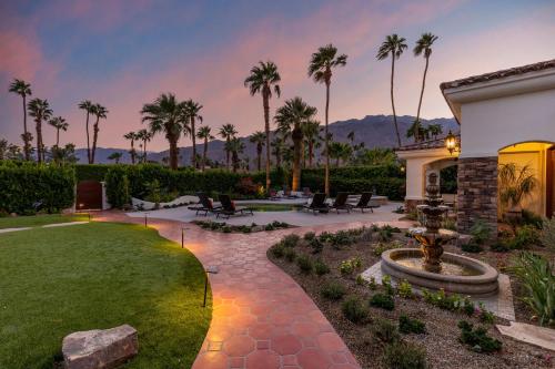 une cour avec une fontaine et des palmiers dans l'établissement Mirador Desert Oasis by ACME House Company, à Palm Springs