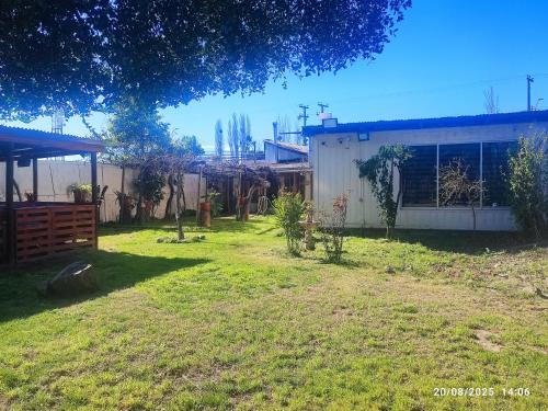a yard with a building and a yard with plants at Hostal Fernanda in Santa Cruz