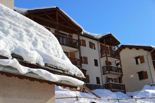a pile of snow on the side of a building at Résidence Belvedere Busseroles - RESIDENCE LE BELVEDERE "BUSSEROLES" - BELVB03 MAE-3112 in Modane