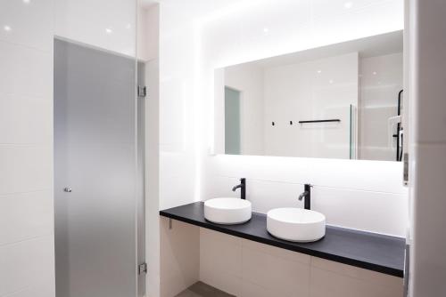 une salle de bain avec deux lavabos et un miroir dans l'établissement Syntagma square 25sqm Cozy studio, à Athènes
