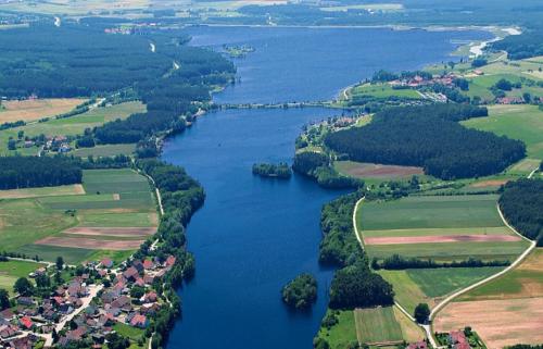 an aerial view of a river with houses and trees at Ferienwohnung im fränkischen Seenland für bis zu 4 Personen in Hilpoltstein