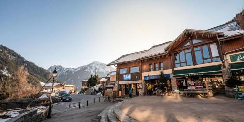 a street in a mountain town with buildings at Résidence Le Centre - 2 Pièces pour 4 Personnes MAE-3338 in Champagny-en-Vanoise