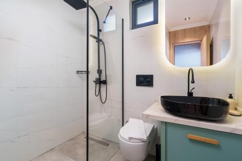 y baño con lavabo negro y ducha. en The Villa M, en Kas