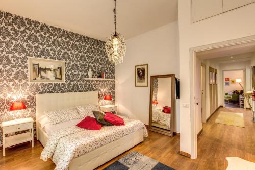 1 dormitorio con cama blanca y espejo en AwesHomeItaly - Spagna Glamour Life Penthouse, en Roma