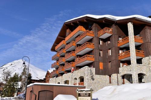 a large building with snow on the ground at Résidence Phoenix - Appartement tout confort · Proche cœur de station · Vue pistes MAE-3606 in Mâcot La Plagne