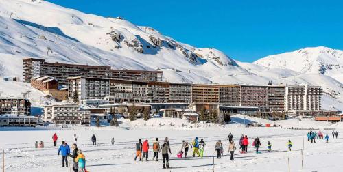 a group of people in the snow in front of a hotel at Résidence Palafour - Studio 4 soigné, personnalisé, confortable - balcon vue lac MAE-3596 in Tignes
