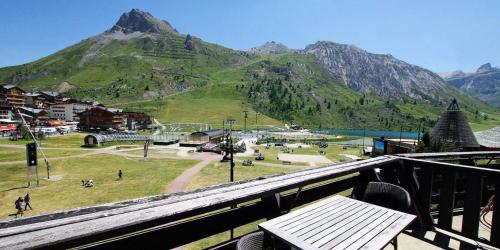 a view of a mountain from a balcony at Résidence Palafour - Studio 4 soigné, personnalisé, confortable - balcon vue lac MAE-3596 in Tignes