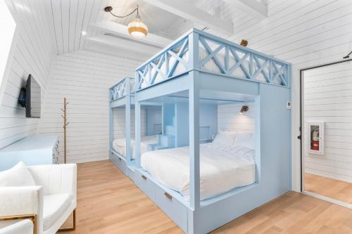 Ένα ή περισσότερα κρεβάτια σε δωμάτιο στο Block Island Bunk House