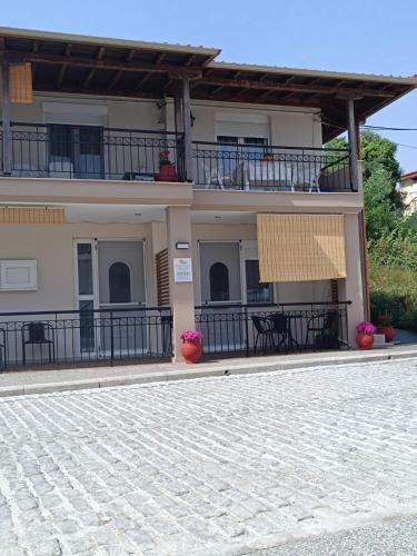 Foto dalla galleria di Marina's Apartments - White & Stone Apartment a Olympiada