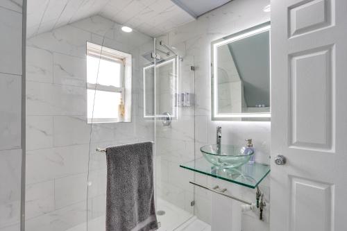 un bagno con lavandino in vetro e doccia di Jersey City Vacation Rental about 8 Mi to NYC! a Jersey City