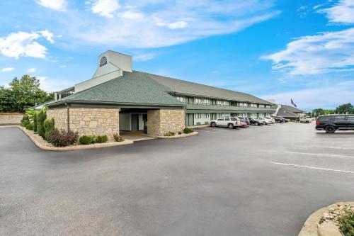 a building with cars parked in a parking lot at HomeTowne Studios by Red Roof Florence, KY-Cincinnati Airport in Florence