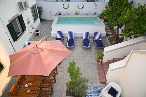 an overhead view of an umbrella and chairs and a pool at Villa Sor in Ponte de Sor