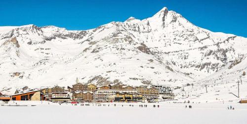 a ski lodge in front of a snow covered mountain at Résidence Palafour - Petit studio 2 - nord vue montagne MAE-4827 in Tignes