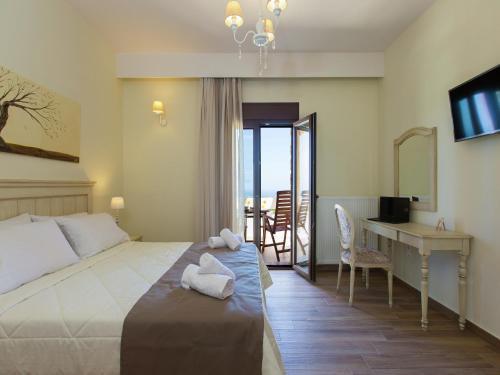 Ένα ή περισσότερα κρεβάτια σε δωμάτιο στο New villa with private pool, privacy, near sea and Arkadi monastery on NW coast