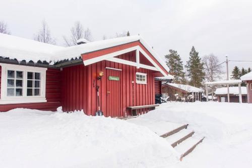 una casa rossa con neve sul terreno davanti di Tveitehaug cabin, 3-4 bedroom cabin close to ski center ad Ål