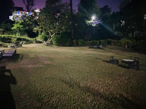 Un jardín fuera de Hotel purohit palace