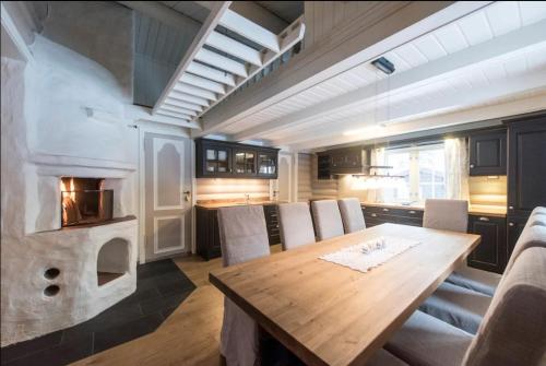 una cucina con tavolo in legno e forno di Tveitehaug cabin, 3-4 bedroom cabin close to ski center ad Ål