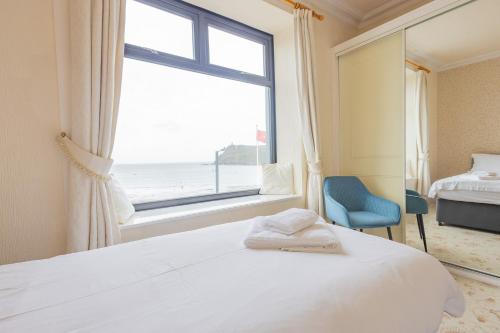 Una cama o camas en una habitación de Falcon's Nest Hotel