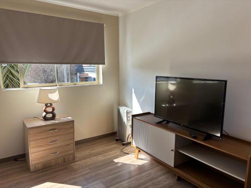 a living room with a large flat screen tv at Apartamento República in Limache