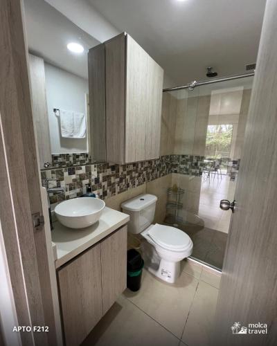 a bathroom with a toilet and a sink and a shower at Alojamiento Familiar Premium - Con Piscinas, Jacuzzi y Capacidad 13 - By Molca Travel in Armenia