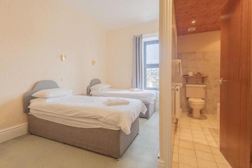 Una cama o camas en una habitación de Falcon's Nest Hotel
