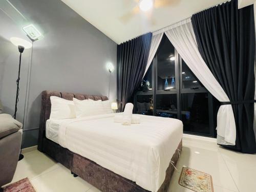 a bedroom with a large bed and a window at Kuala Lumpur Luxury Suites By Majestic Residence in Kuala Lumpur