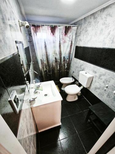 a bathroom with a sink and a toilet and a shower at Alojamientos La Martina in Colón