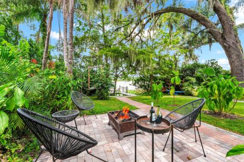 d'une terrasse avec des chaises et un foyer extérieur. dans l'établissement Spring Lake King Balcony Suite, à Orlando