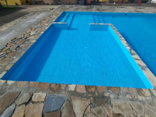 a swimming pool with blue water at Villa Maris Ecolodge in Morro
