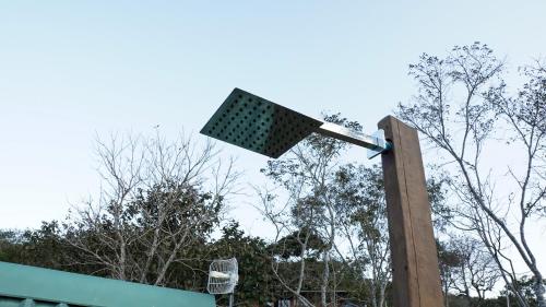 a street light on top of a wooden pole at Chalé Mirante da Serra Sapucaí-Mirim in Sapucaí-Mirim
