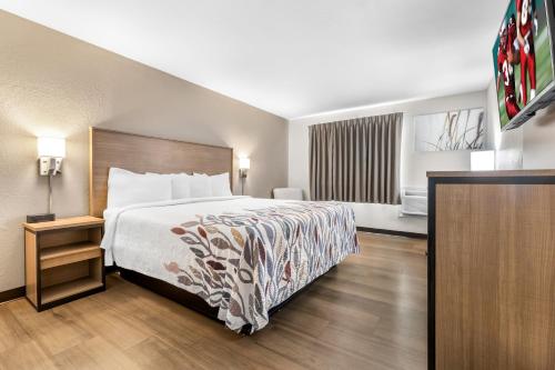 Giường trong phòng chung tại Red Roof Inn Huntsville, AL