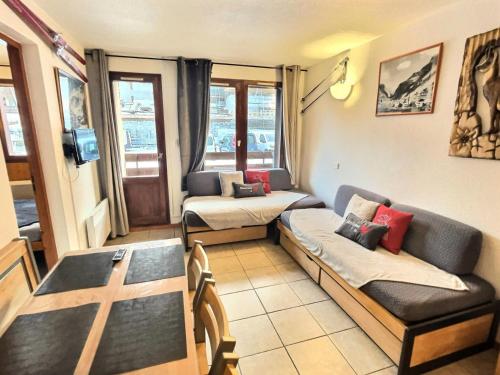 Résidence Les Jardins De Val - Appartement 2 pièces Cabine 6 personnes à Val d'isère à 350m du centre du village et 450m des pistes, place de parking incluse MAE-2664