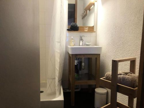 a bathroom with a sink and a shower curtain at Résidence Marches - Les Marches 24 - Joli 2 pièces en bordure de pistes MAE-5034 in Valmorel