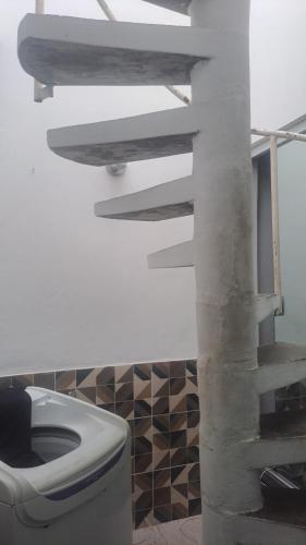 - Baño con aseo en una habitación en casatemporadabelem, en Belém